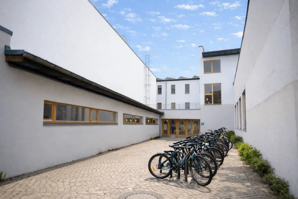 Seiteneingang der Grundschule am Mohnweg mit Fahrradständern