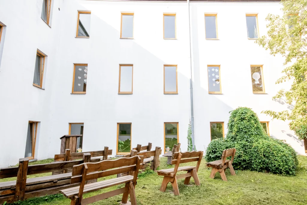 Innenhof der Grundschule am Mohnweg mit Podest und Bänken aus anderer Perspektive