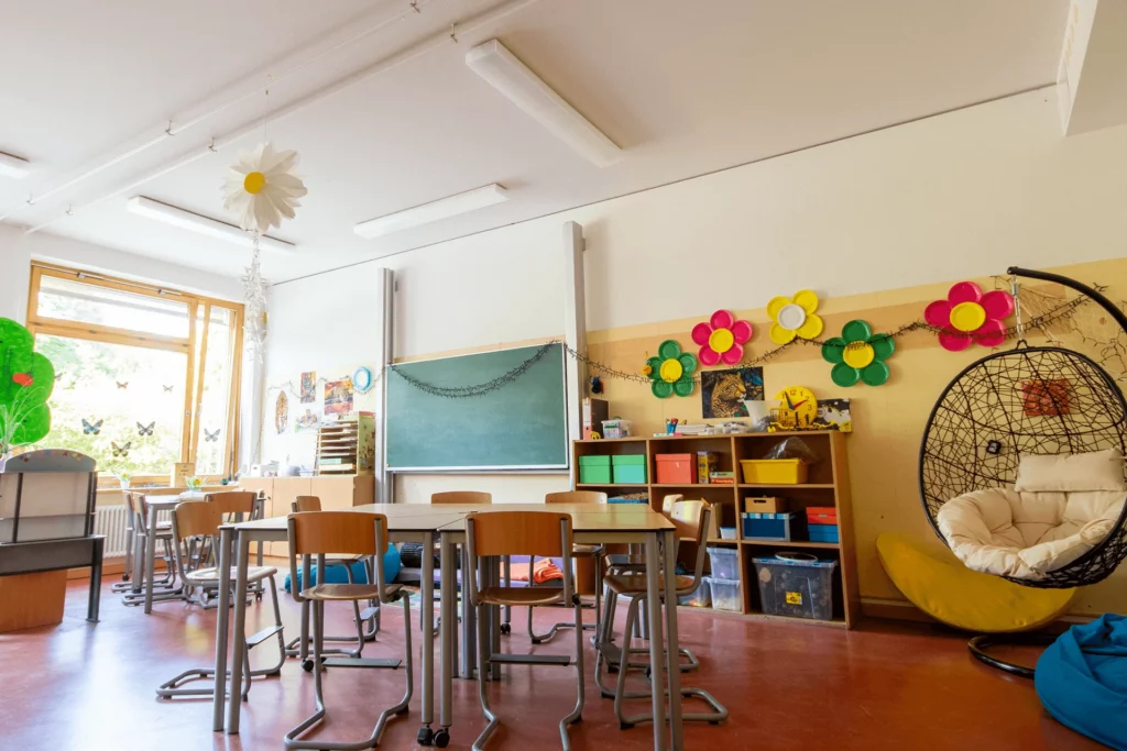 Raum der Schulsozialarbeit mit Hängeschaukel an der Grundschule am Mohnweg