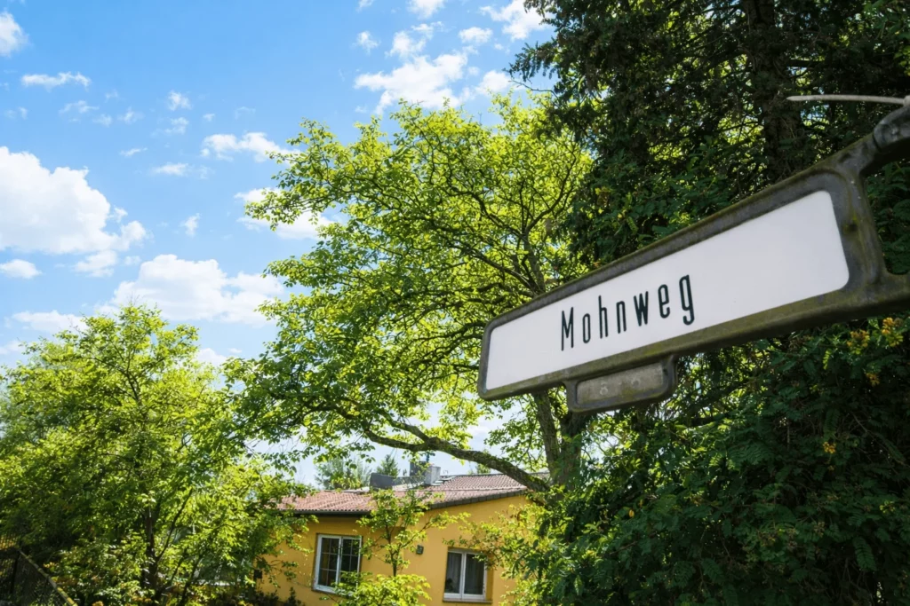 Straßenschild Mohnweg in der Nähe der Grundschule am Mohnweg
