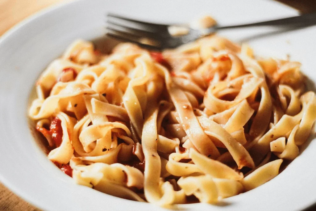 Nudeln mit Tomatensoße als Mittagessen an der Schule am Mohnweg