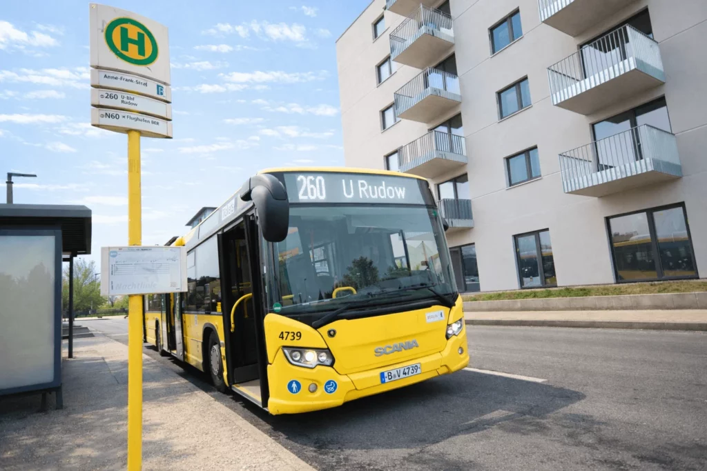 BVG-Bus an der Haltestelle am Mohnweg nahe der Grundschule am Mohnweg