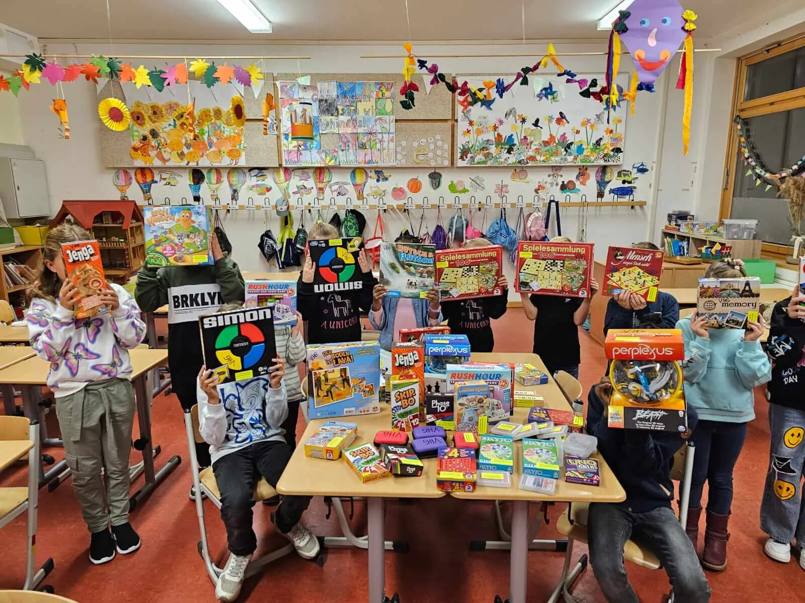 Kinder mit gespendeten Spielen des Fördervereins und der Bürgerstiftung Treptow-Köpenick an der Schule am Mohnweg
