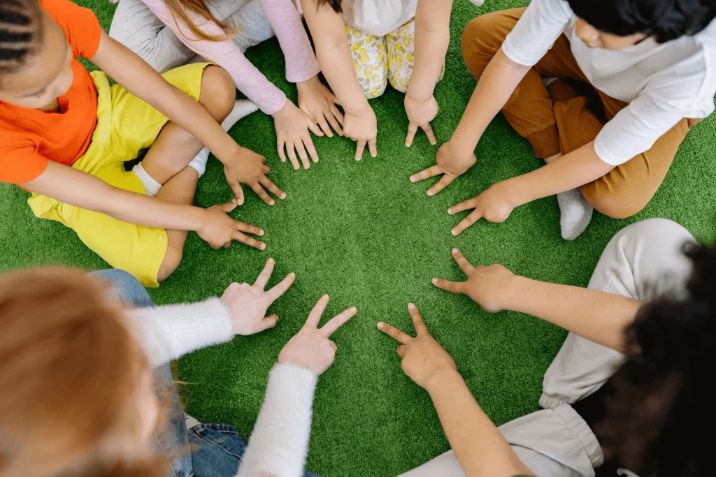 Kinder spielen
