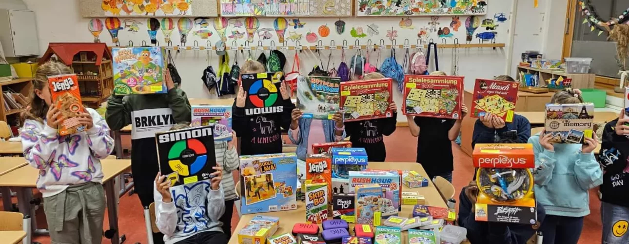 Kinder mit gespendeten Spielen des Fördervereins und der Bürgerstiftung Treptow-Köpenick an der Schule am Mohnweg